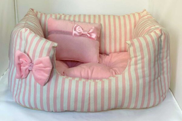 cama rosa de lujo para perros de talla pequeña. Criadores de caniche toy apricot, caniche mini toy y cavalier