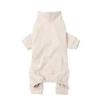 Pijama-de-FuzzYard-de-color-beige-para-caniches-de-Salvaterra-de-Magos-Pijama-de-invierrno-para-caniches-de-Salvaterra-de-Magos