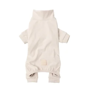 Pijama-de-FuzzYard-de-color-beige-para-caniches-de-Salvaterra-de-Magos-Pijama-de-invierrno-para-caniches-de-Salvaterra-de-Magos